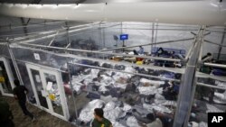 Menores dentro de uma cápsula nas instalações do Departamento de Segurança Interna de Donna, o principal centro de detenção para crianças não acompanhadas no Vale do Rio Grande, EUA, 30 março 2021