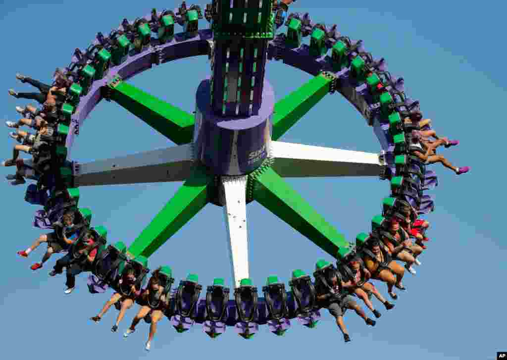 Los visitantes de Six Flag Fiesta Texas usan m&#225;scaras para protegerse contra el COVID-19 en San Antonio. El parque tem&#225;tico reabri&#243; el viernes mientras los casos de COVID-19 contin&#250;an aumentando en Texas.