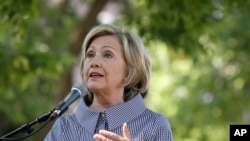 Hillary Clinton niega haber hecho algo incorrecto al usar su cuenta de email privada durante su periodo en el Departamento de Estado.