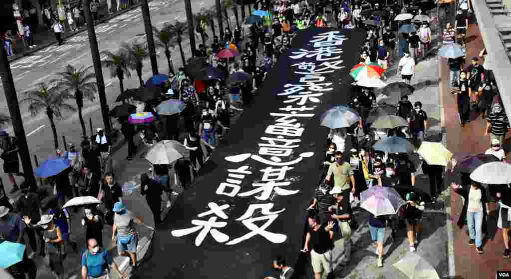 數以千計香港人參與10月5日全民蒙面遊行，反對當局實施&quot;禁蒙面法&quot; (美國之音湯惠芸拍攝)