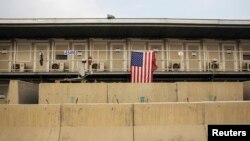 Una bandera estadounidense cuelga de una de las unidades dentro de la Base Aérea Bagram, Afganistán, donde murieron seis soldados estadounidenses.