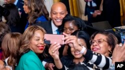 ARCHIVO - El gobernador de Maryland, Wes Moore, se toma una foto con invitados en una recepción en reconocimiento del Mes de la Historia Negra en el Salón Este de la Casa Blanca en Washington, el 6 de febrero de 2024.