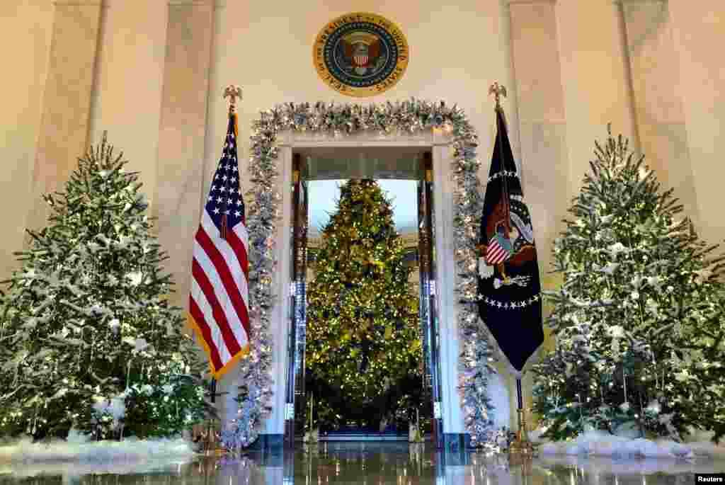 El árbol de Navidad oficial de la Casa Blanca se ve desde el Salón de la Cruz de la Casa Blanca en Washington, EE. UU., el 27 de noviembre de 2017.