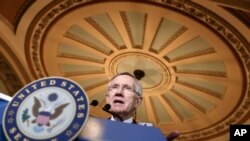 “Estos son importantes pasos iniciales en contra de la epidemia de violencia por armas que aqueja a nuestra nación, e incluyen reformas que cuentan con gran apoyo entre los estadounidenses", afirmó Harry Reid, líder demócrata en el Senado.