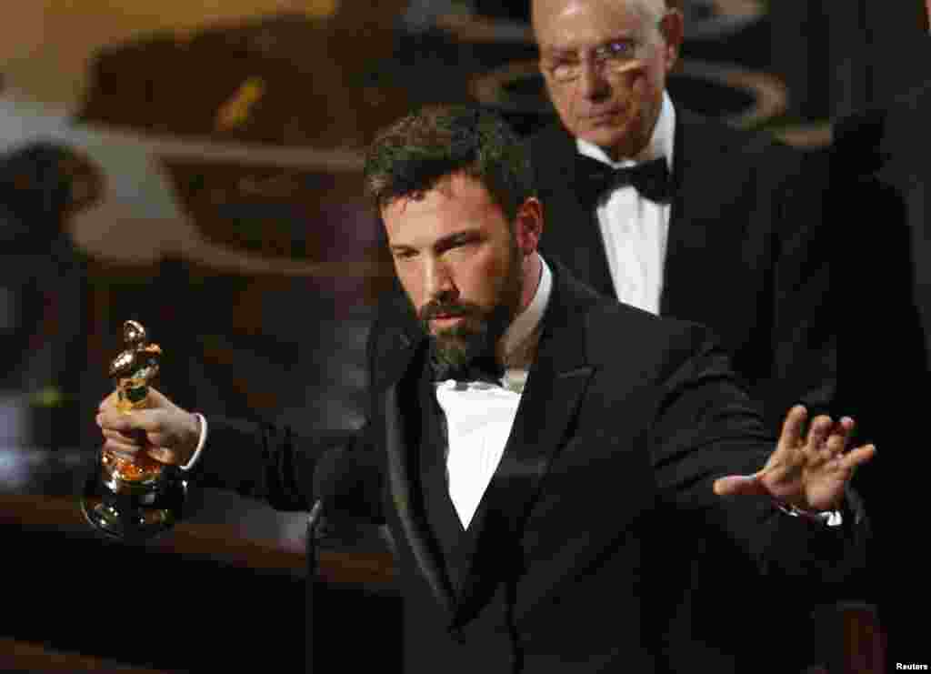 El director y productor Ben Affleck recibe el Premio Oscar en la categoría de Mejor Película "Argo" que entrega anualmente la Academia Cinematográfica en Hollywood, California. 