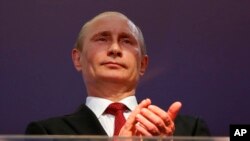El presidente ruso viaja además a Brasil para observar el final de la copa mundial de futbol.
