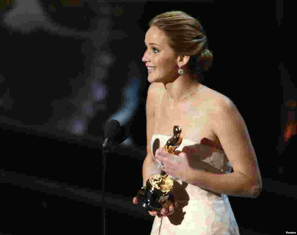 Jennifer Lawrence acepta su premio Oscar a Mejor Actriz por su actuación en "Silver Linings Playbook".