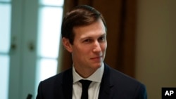 El asesor presidencial y yerno del presidente Donald Trump, Jared Kushner durante una reunión con el líder palestino Mahmoud Abbas en la Casa Blanca. Mayo 3, 2017.