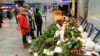 La tripulación del avión ucraniano que se estrelló en Irán el miércoles 8 de enero es honrada en el aeropuerto internacional de Borispil, en Ucrania.