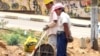 Trabalhadores chineses no Kuando Kubango (VOA / A. Capalandanda)