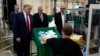 El presidente Donald Trump visita una planta de Honeywell International en Phoenix, Arizona, el 5 de mayo de 2020.