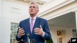 El presidente presidente de la Cámara de Representantes, el republicano Kevin McCarthy, habla en el exterior de la Casa Blanca después de reunirse con el presidente Joe Biden el 1 de febrero de 2023.