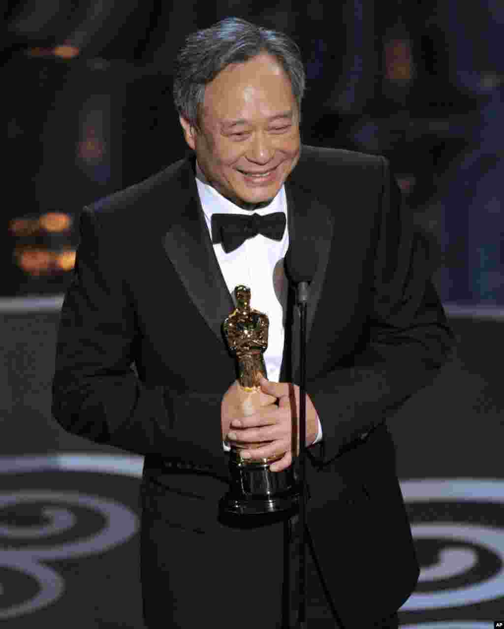 El director Ang Lee acepta muy emocionado su premio por su trabajo de direcci&oacute;n en &quot;Life of Pi&quot; (&quot;La vida de Pi&quot;).